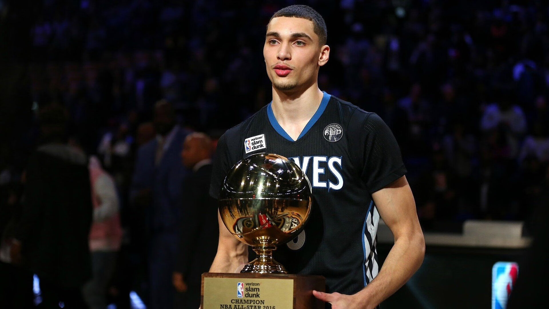 黑马逆袭!黄蜂淘汰雄鹿创历史,总决赛焦点战见证新王崛起