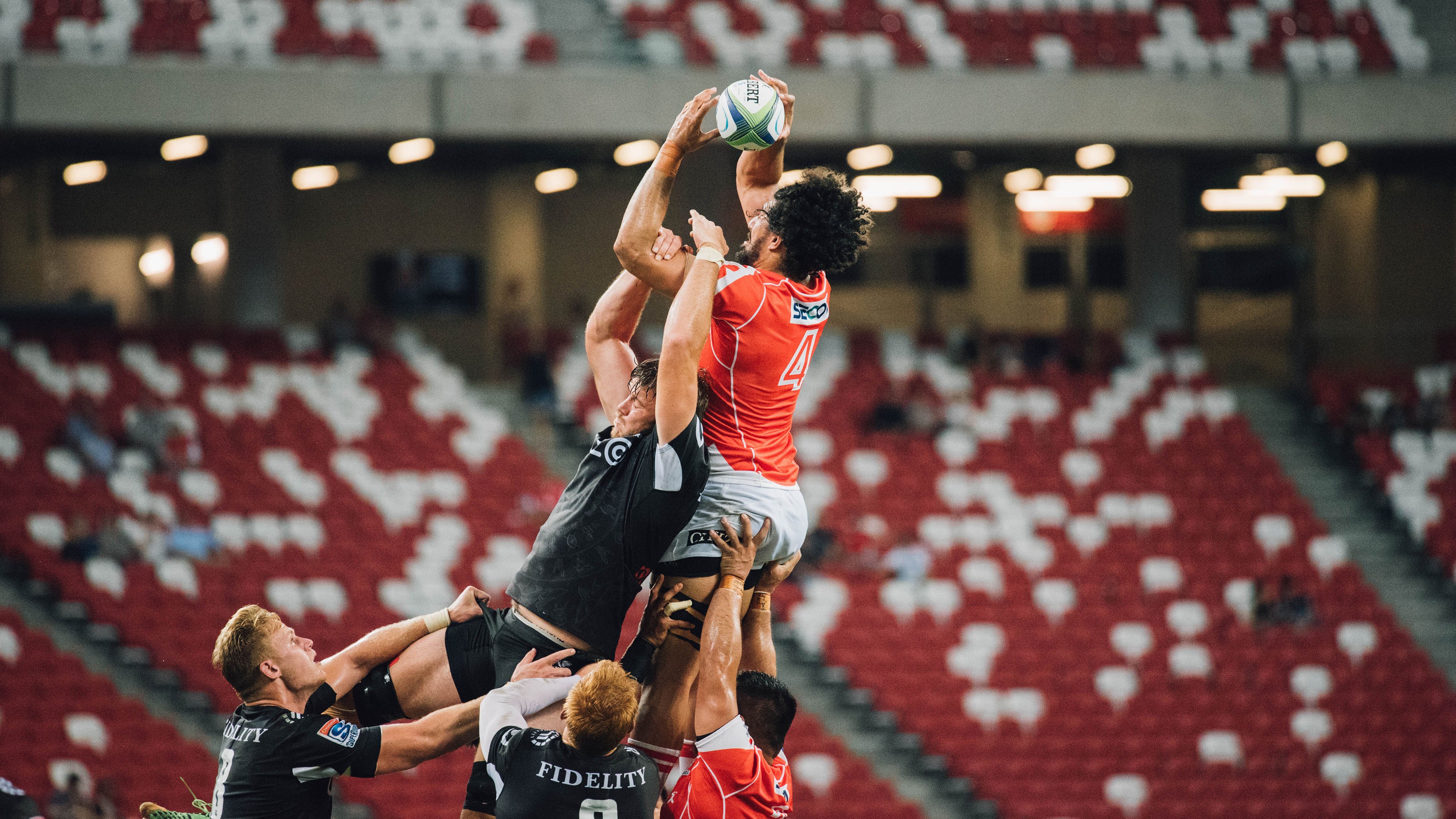 赛道传奇，汉密尔顿驾驭阿斯顿马丁，完胜红牛二队的战术奇迹